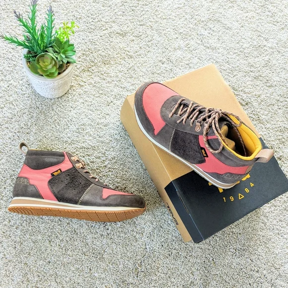NWT Teva Sneakers Highside '84 Mid boots